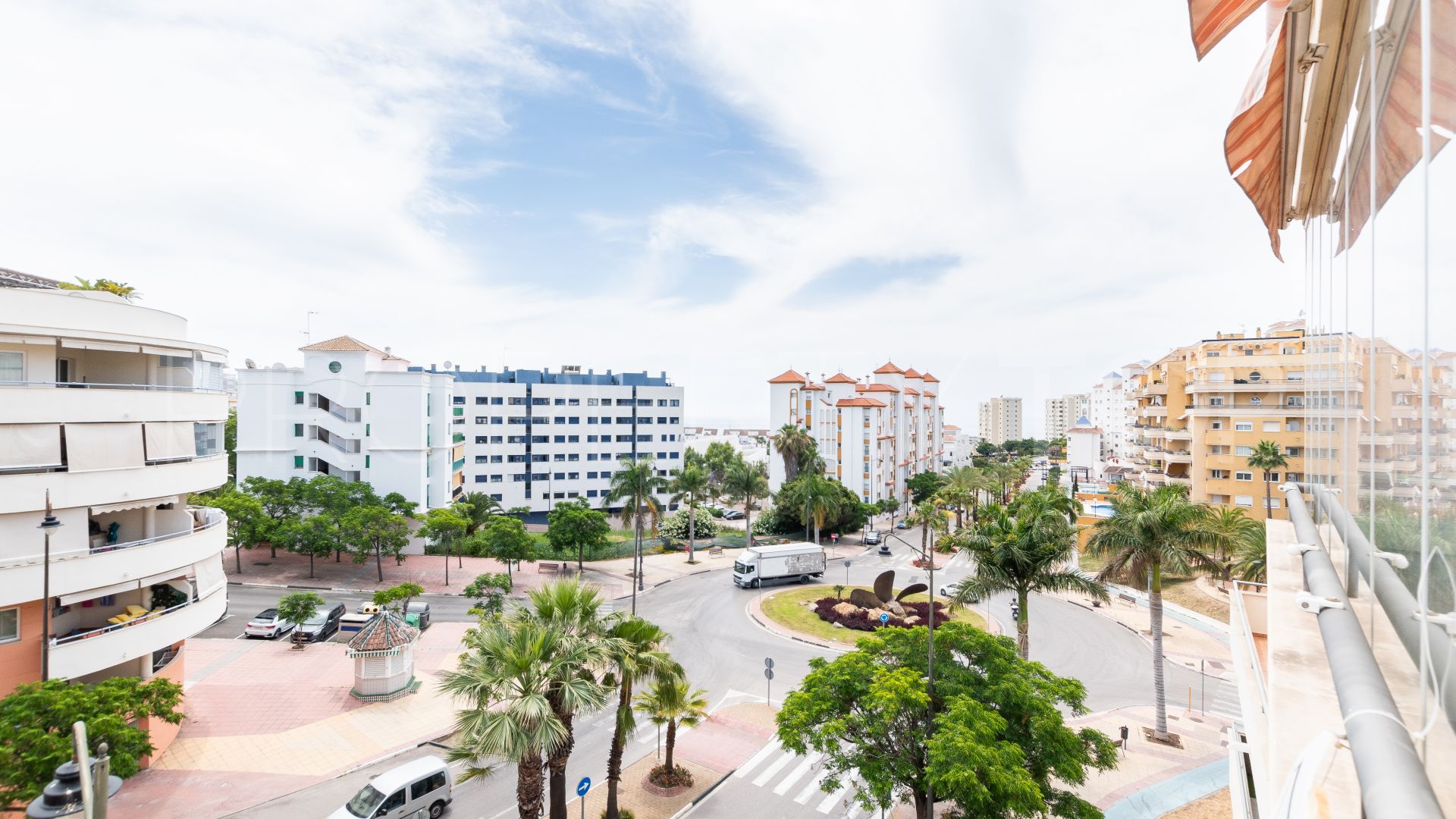 Buy duplex penthouse in Estepona Puerto