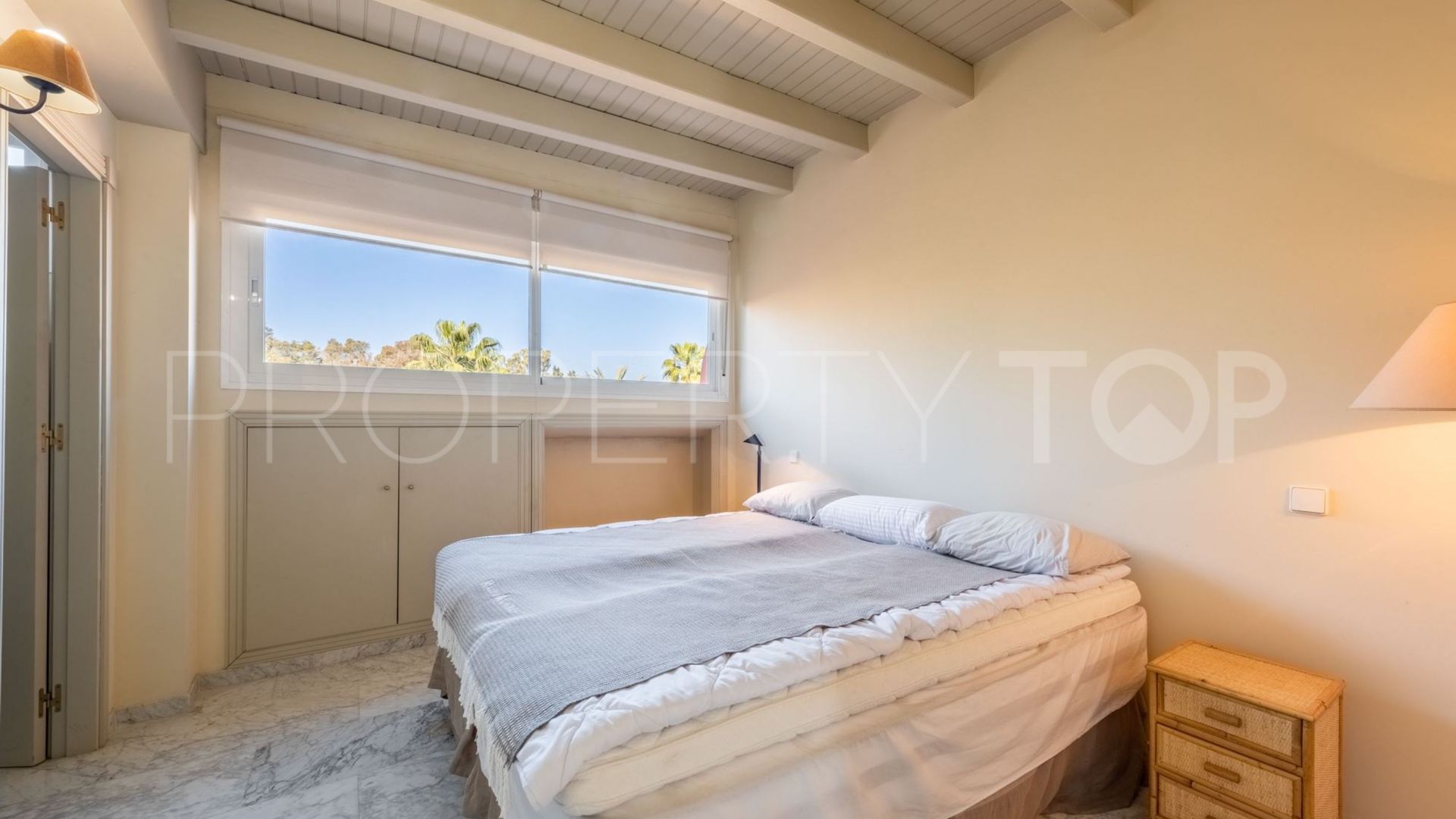 Atico duplex en venta en Guadalmina Baja con 5 dormitorios
