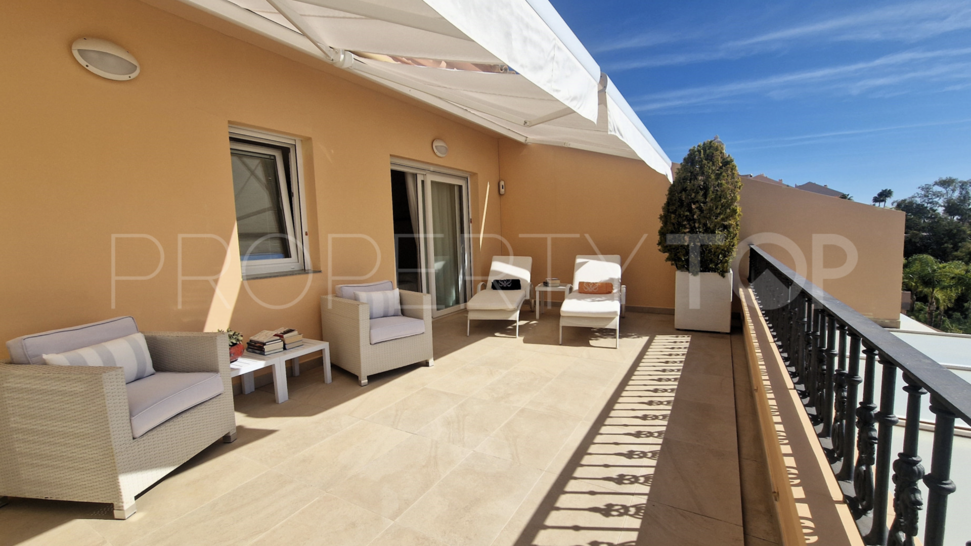 Comprar atico duplex con 2 dormitorios en Nueva Andalucia
