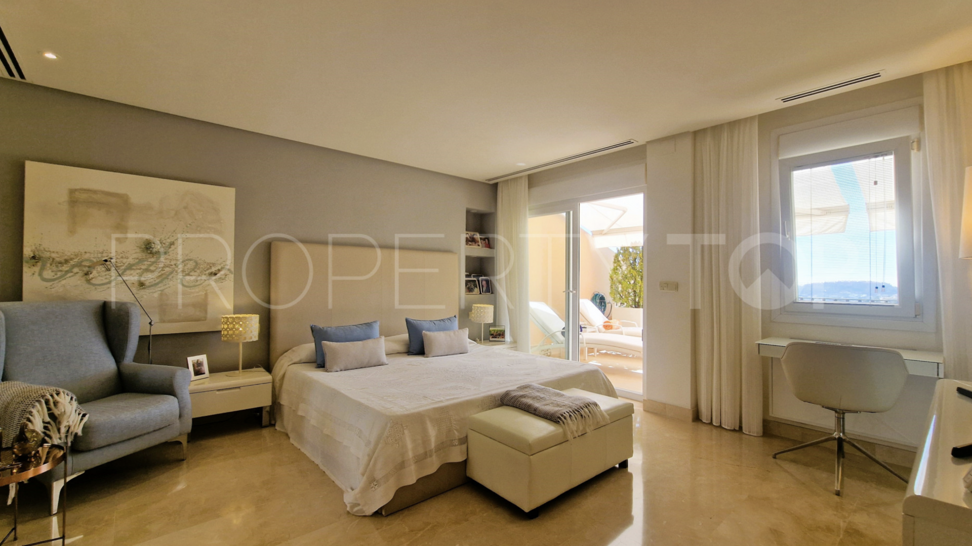 Comprar atico duplex con 2 dormitorios en Nueva Andalucia
