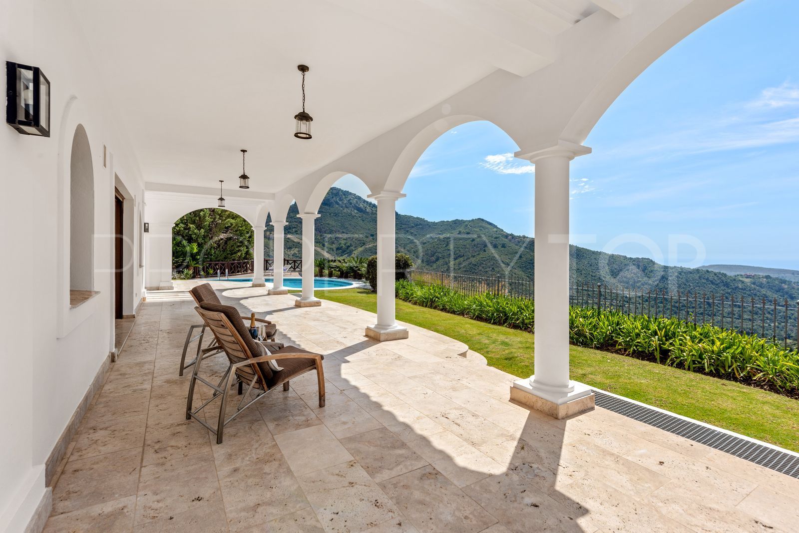Villa for sale in Benahavis with 5 bedrooms