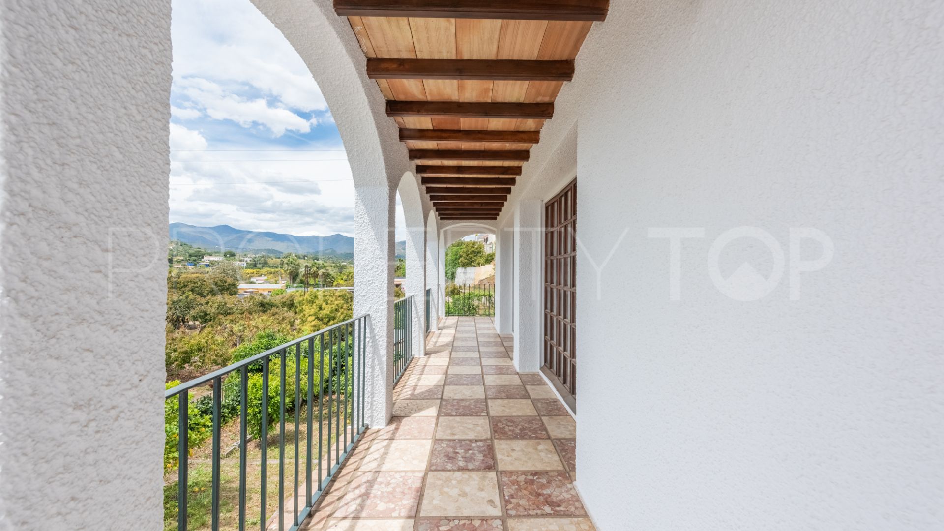 For sale villa in Estepona East with 5 bedrooms