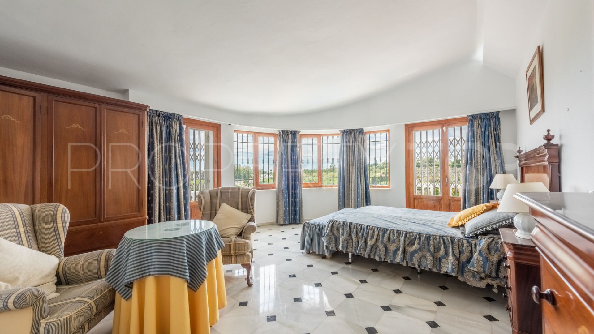Se vende villa en Estepona Este con 5 dormitorios