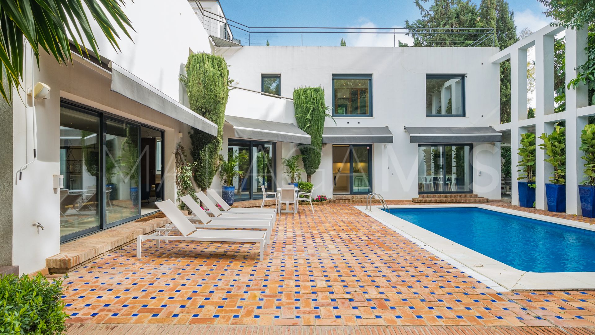 Villa for sale in Nueva Andalucia