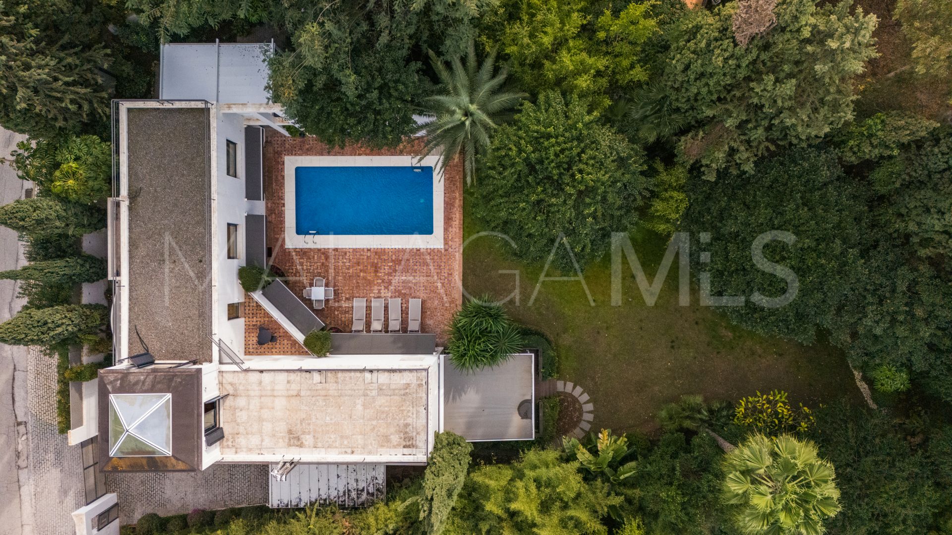 Villa for sale in Nueva Andalucia