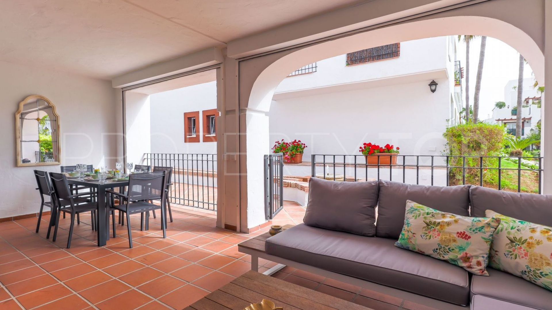 Apartamento planta baja a la venta de 2 dormitorios en San Pedro de Alcantara