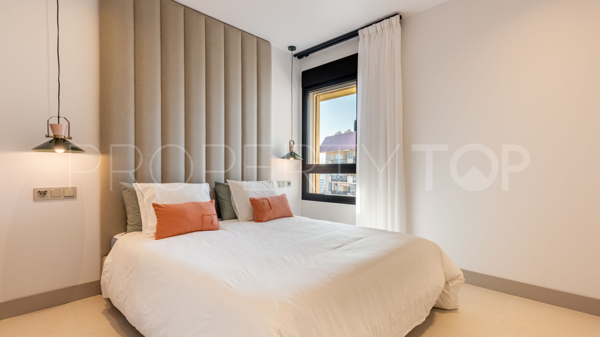 Apartamento en venta en Fuengirola Puerto de 2 dormitorios