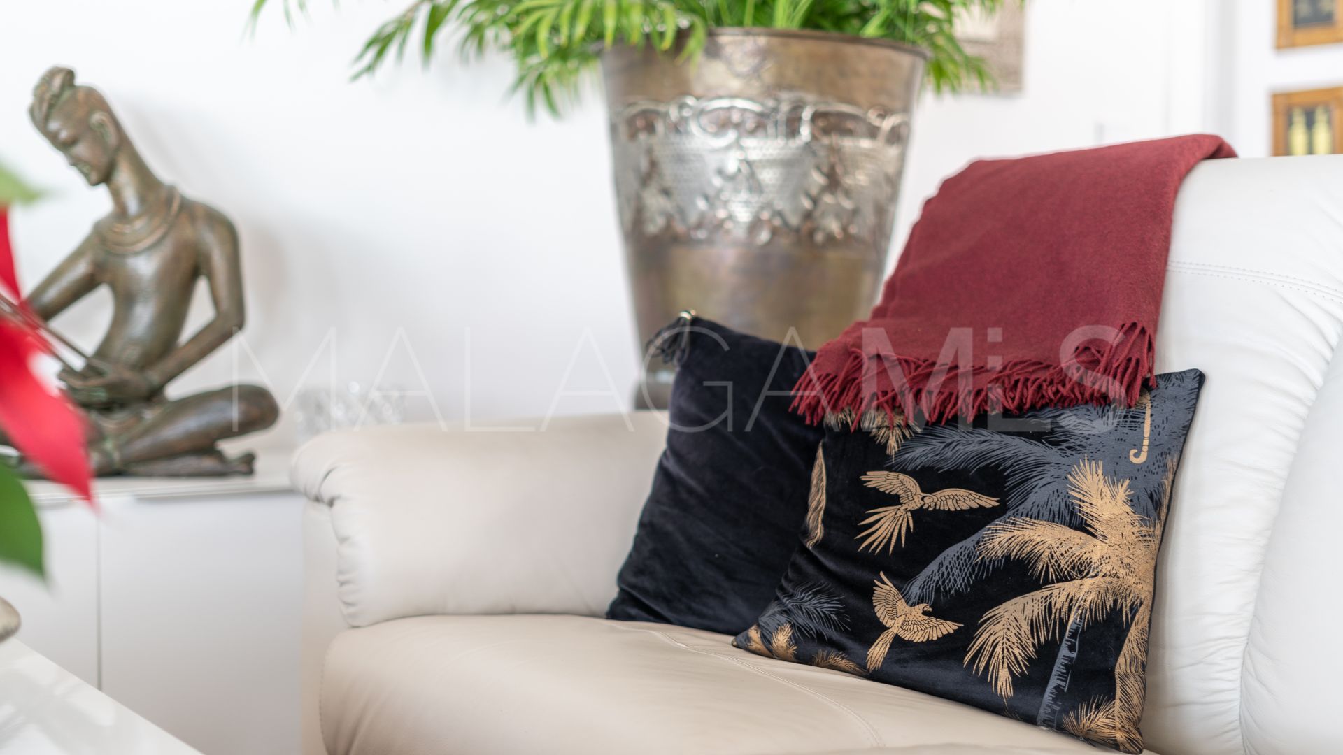 Buy 3 bedrooms apartment in Estepona