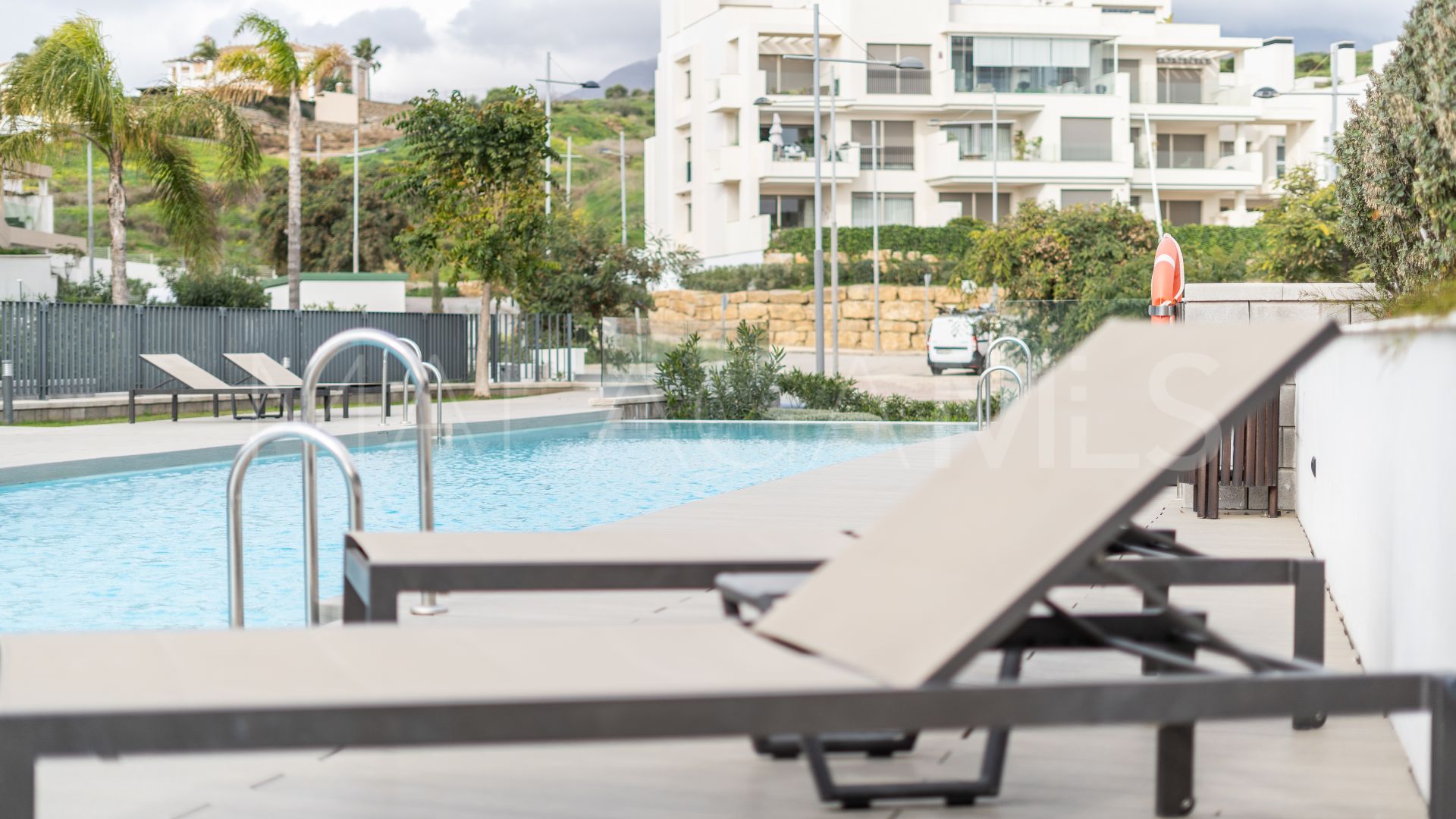 Buy 3 bedrooms apartment in Estepona