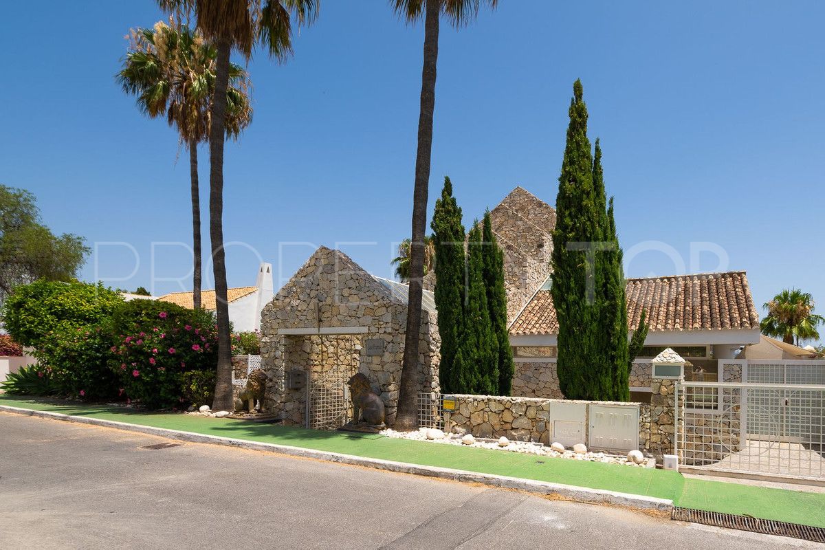 Villa con 6 dormitorios en venta en Nueva Andalucia