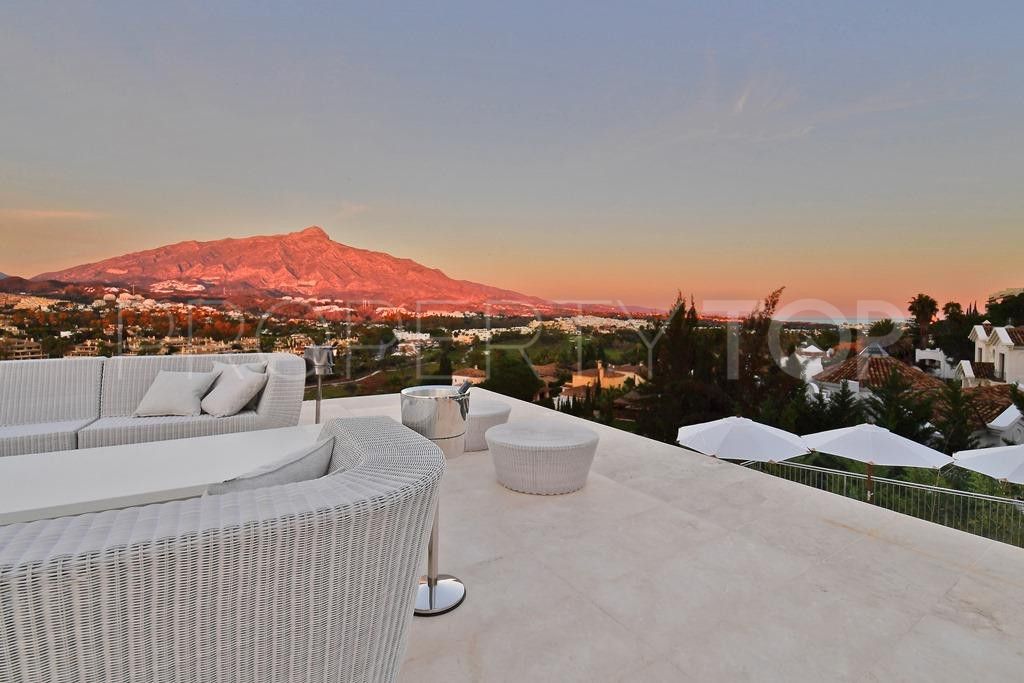 Villa for sale in Nueva Andalucia with 7 bedrooms