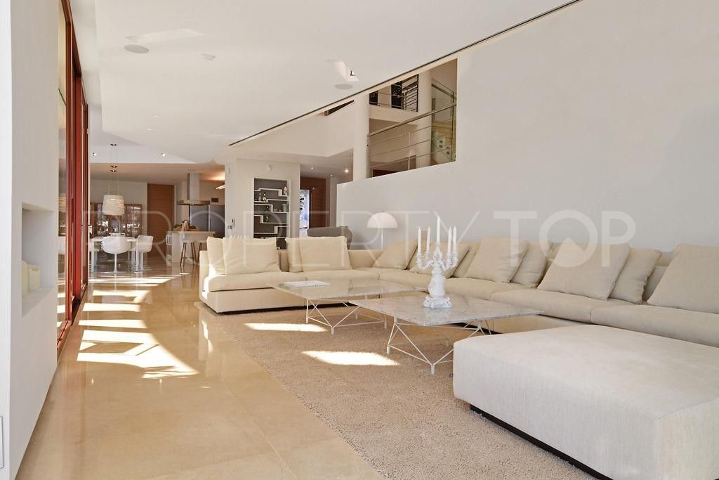 Villa for sale in Nueva Andalucia with 7 bedrooms