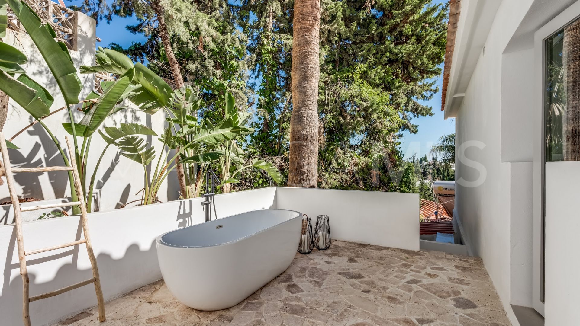 Villa for sale in Nueva Andalucia