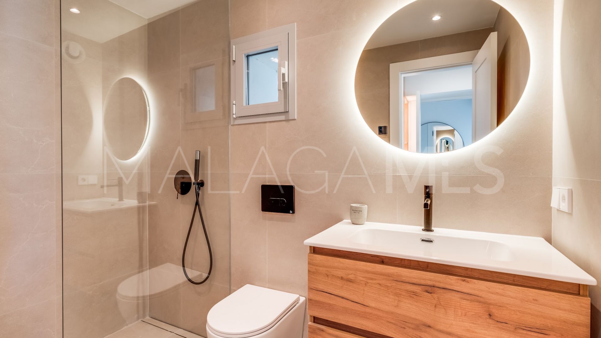 Villa for sale in Nueva Andalucia