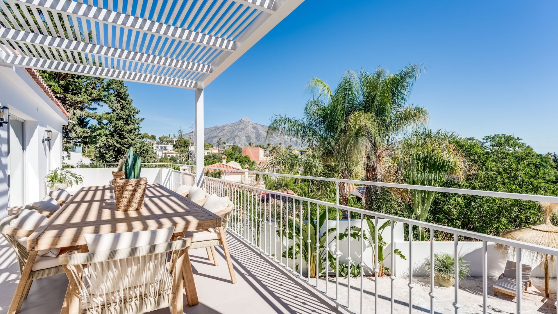 Villa for sale in Nueva Andalucia