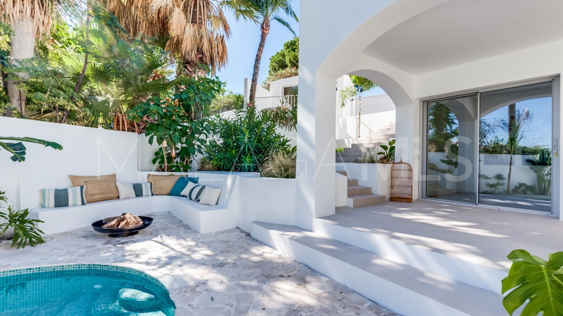 Villa for sale in Nueva Andalucia