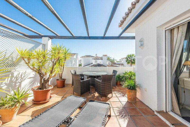 Se vende atico duplex de 2 dormitorios en Nueva Andalucia