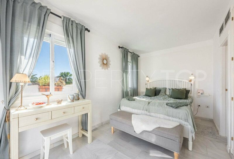 Se vende atico duplex de 2 dormitorios en Nueva Andalucia