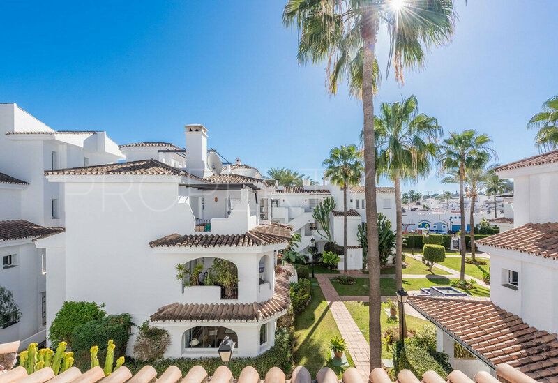 Se vende atico duplex de 2 dormitorios en Nueva Andalucia