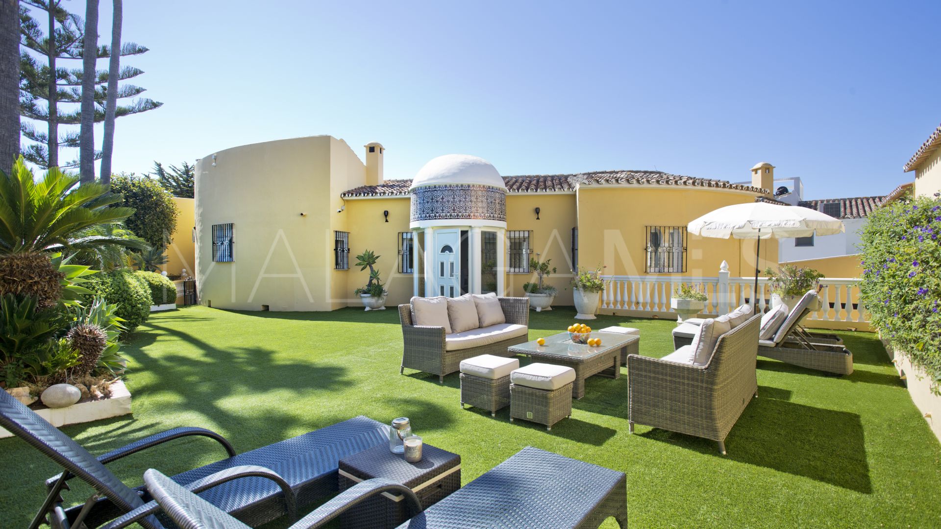 Villa for sale in Las Farolas