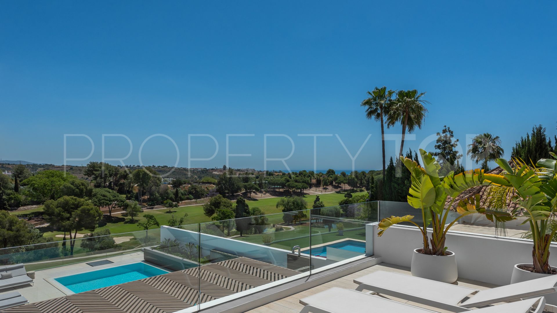 Buy 5 bedrooms villa in Nueva Andalucia