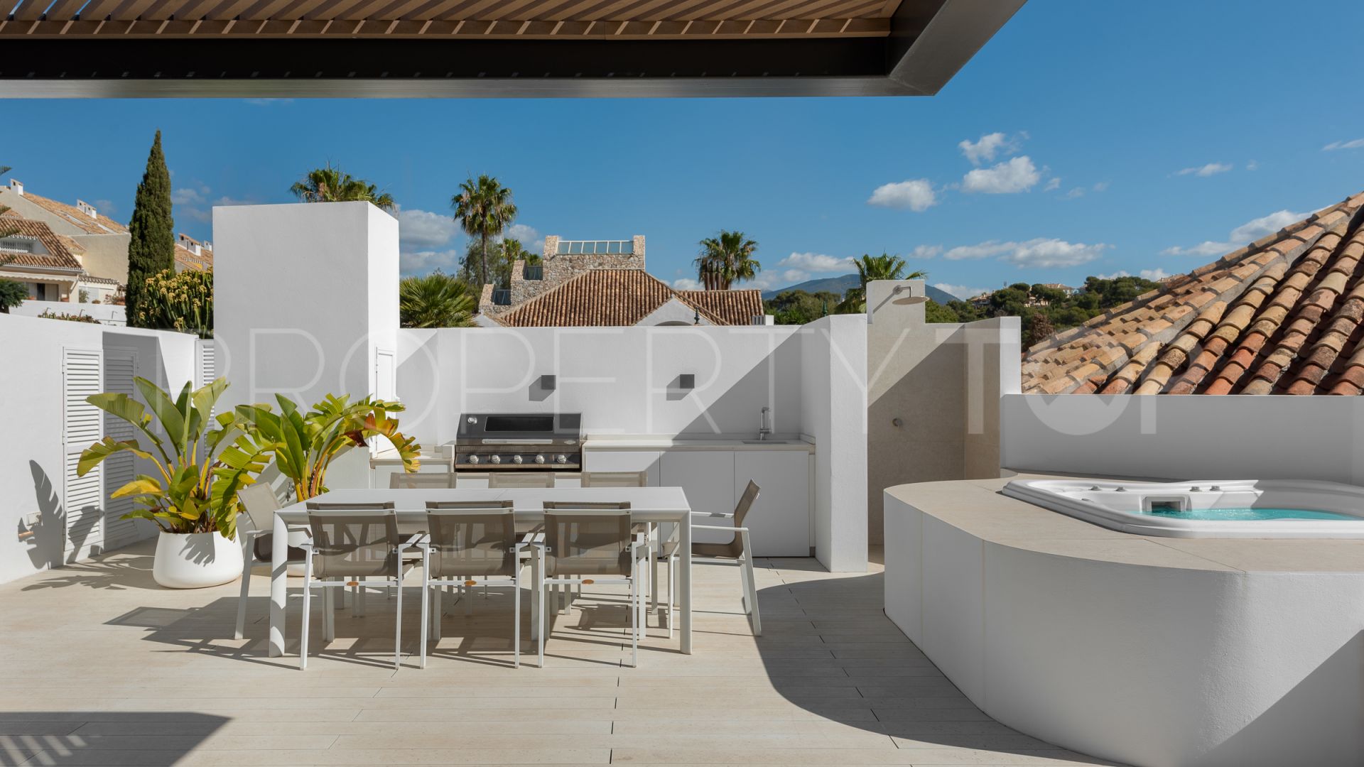 Buy 5 bedrooms villa in Nueva Andalucia