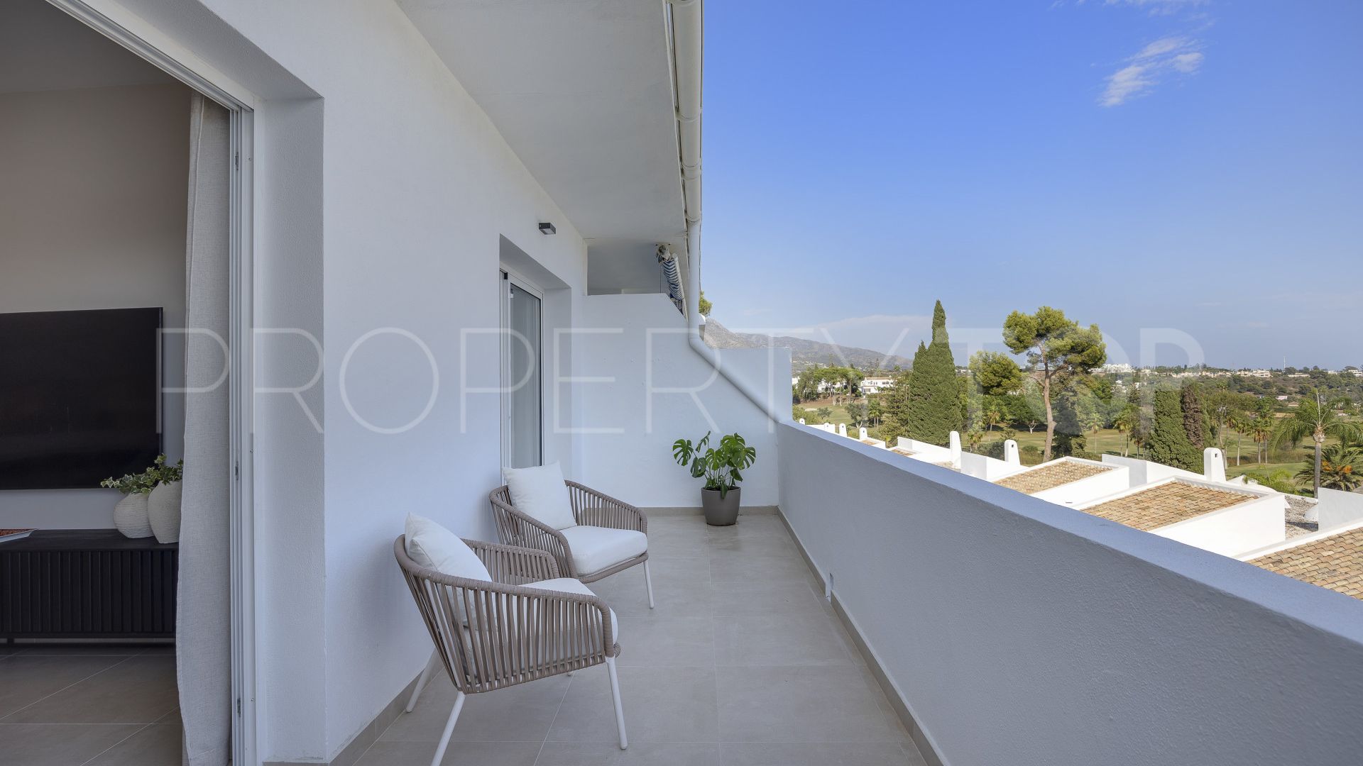 For sale 3 bedrooms penthouse in Nueva Andalucia