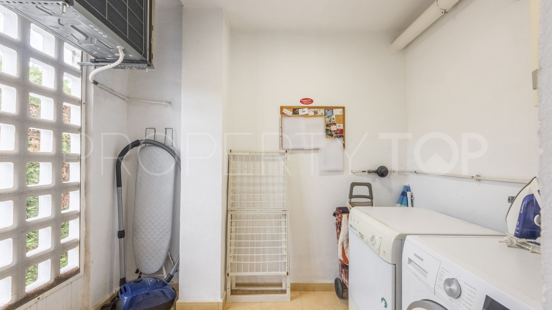 Apartamento planta baja con 2 dormitorios en venta en San Pedro de Alcantara