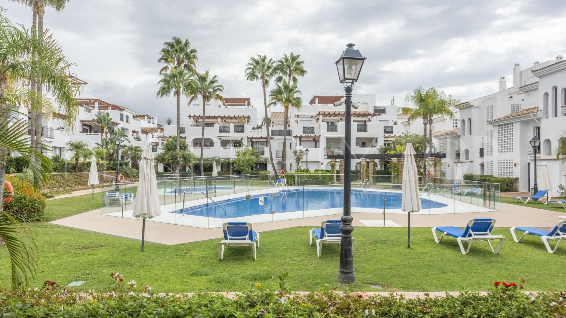 Apartamento planta baja con 2 dormitorios en venta en San Pedro de Alcantara