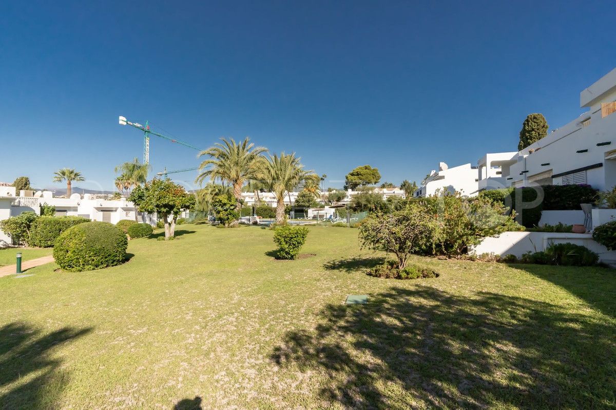 Buy ground floor apartment in Nueva Andalucia with 3 bedrooms