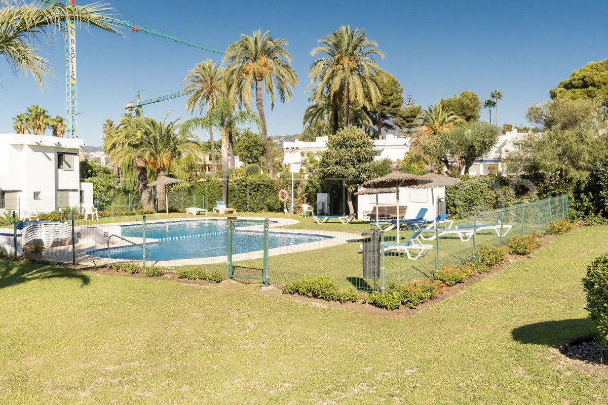 Buy ground floor apartment in Nueva Andalucia with 3 bedrooms