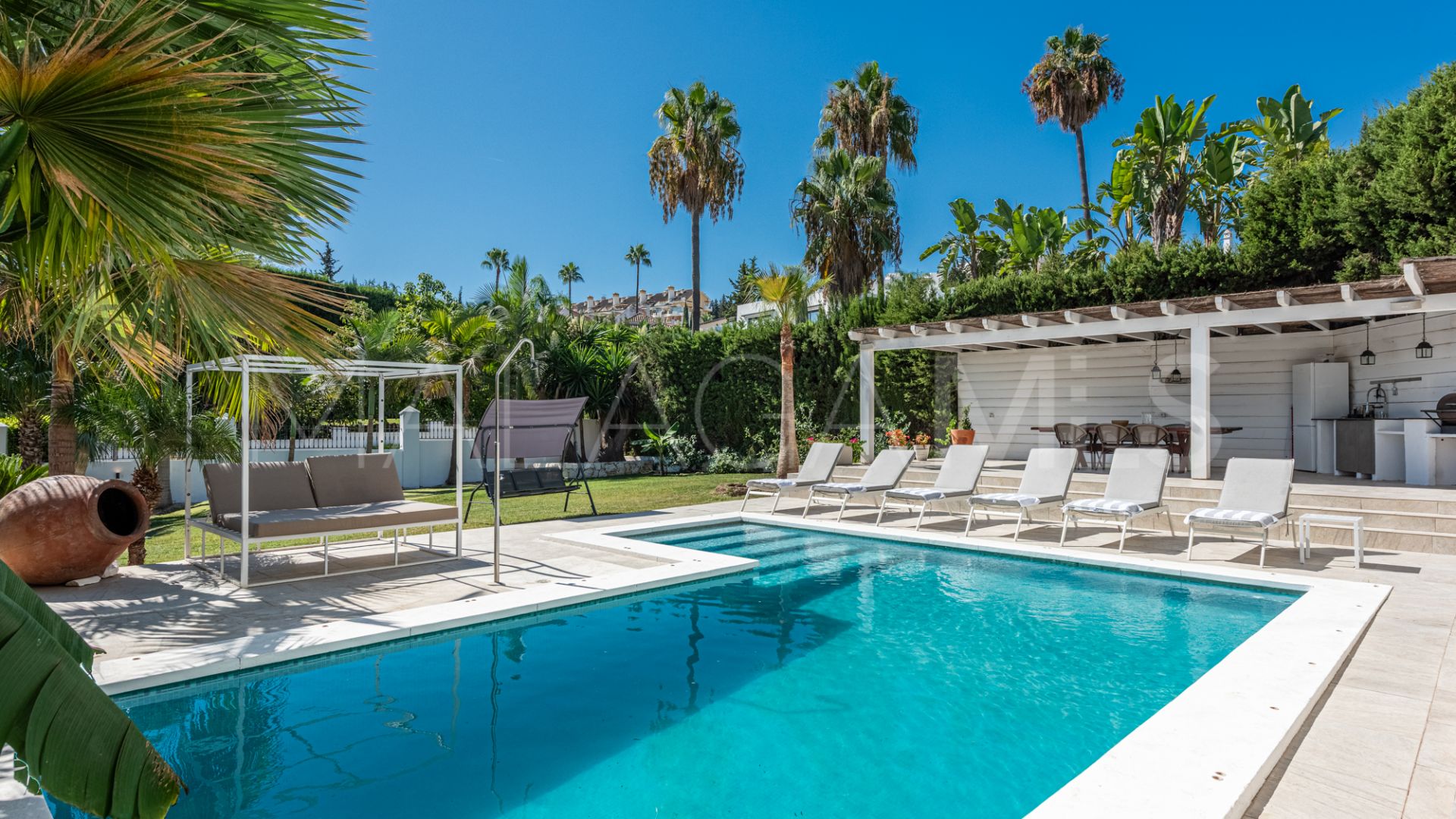 Se vende villa de 4 bedrooms in Nueva Andalucia