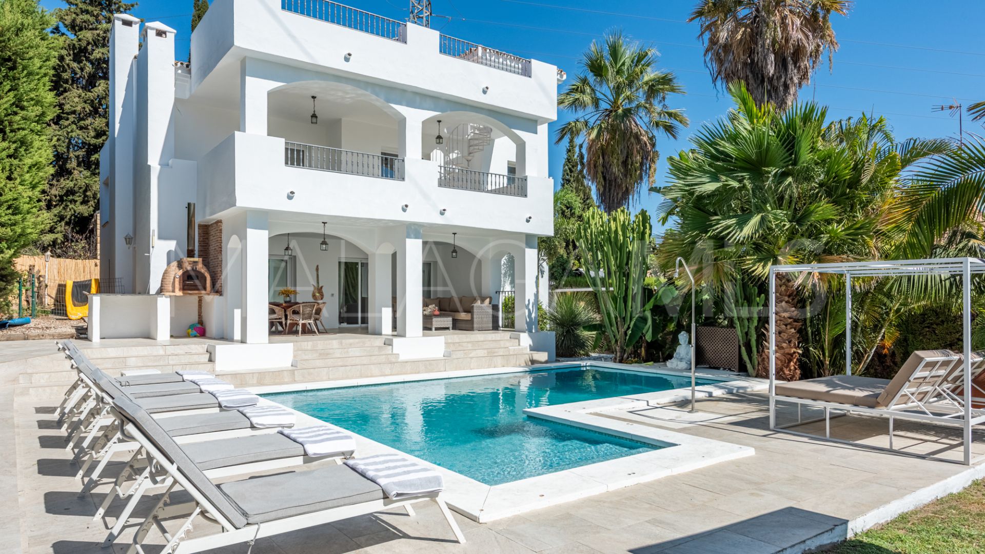 Se vende villa de 4 bedrooms in Nueva Andalucia