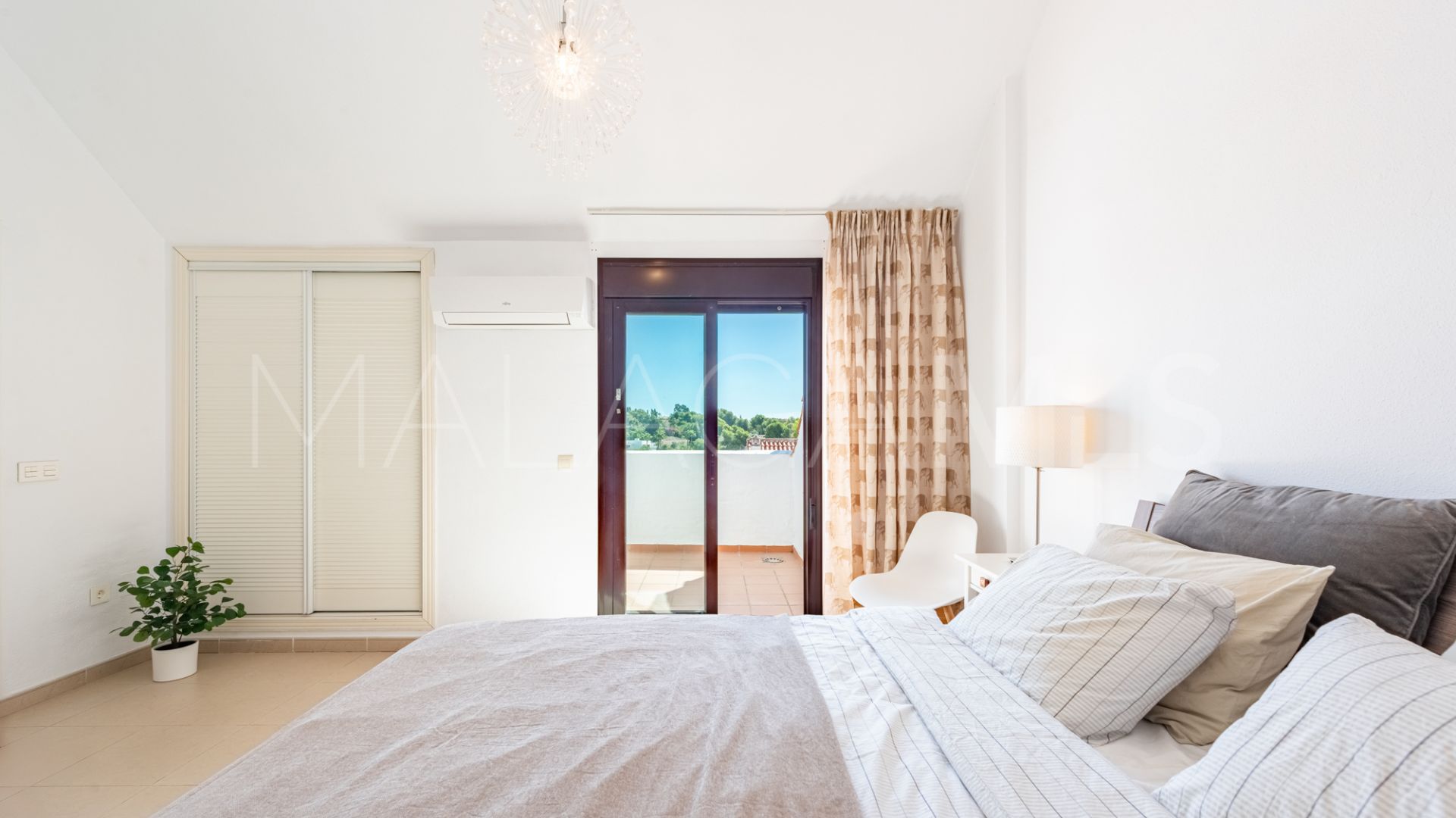 Duplex penthouse for sale in La Maestranza