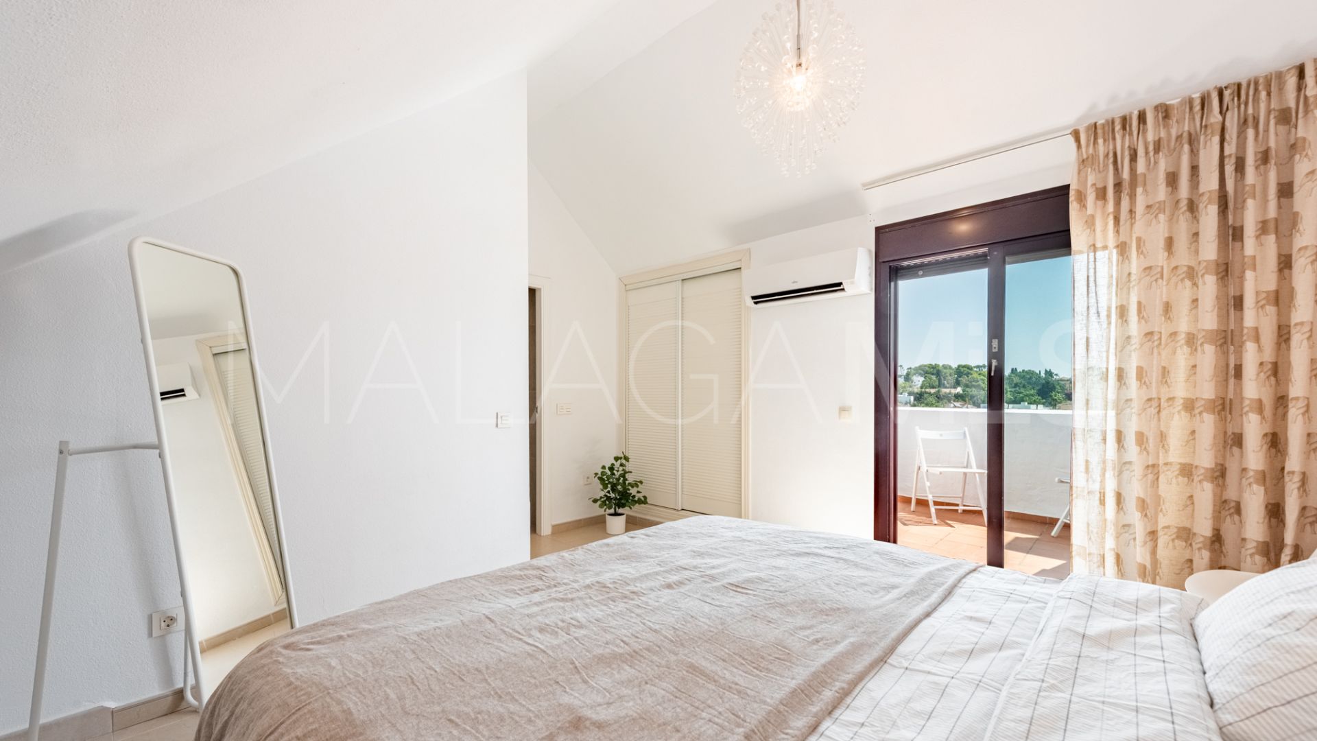 Duplex penthouse for sale in La Maestranza