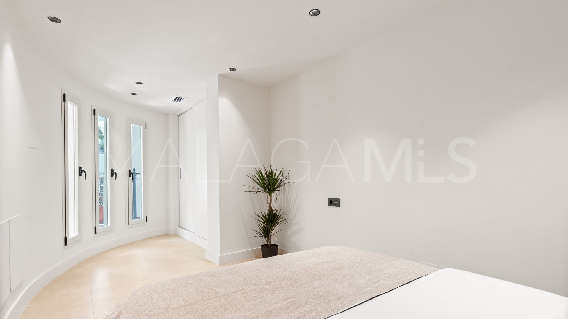 For sale Nueva Andalucia ground floor apartment with 3 bedrooms