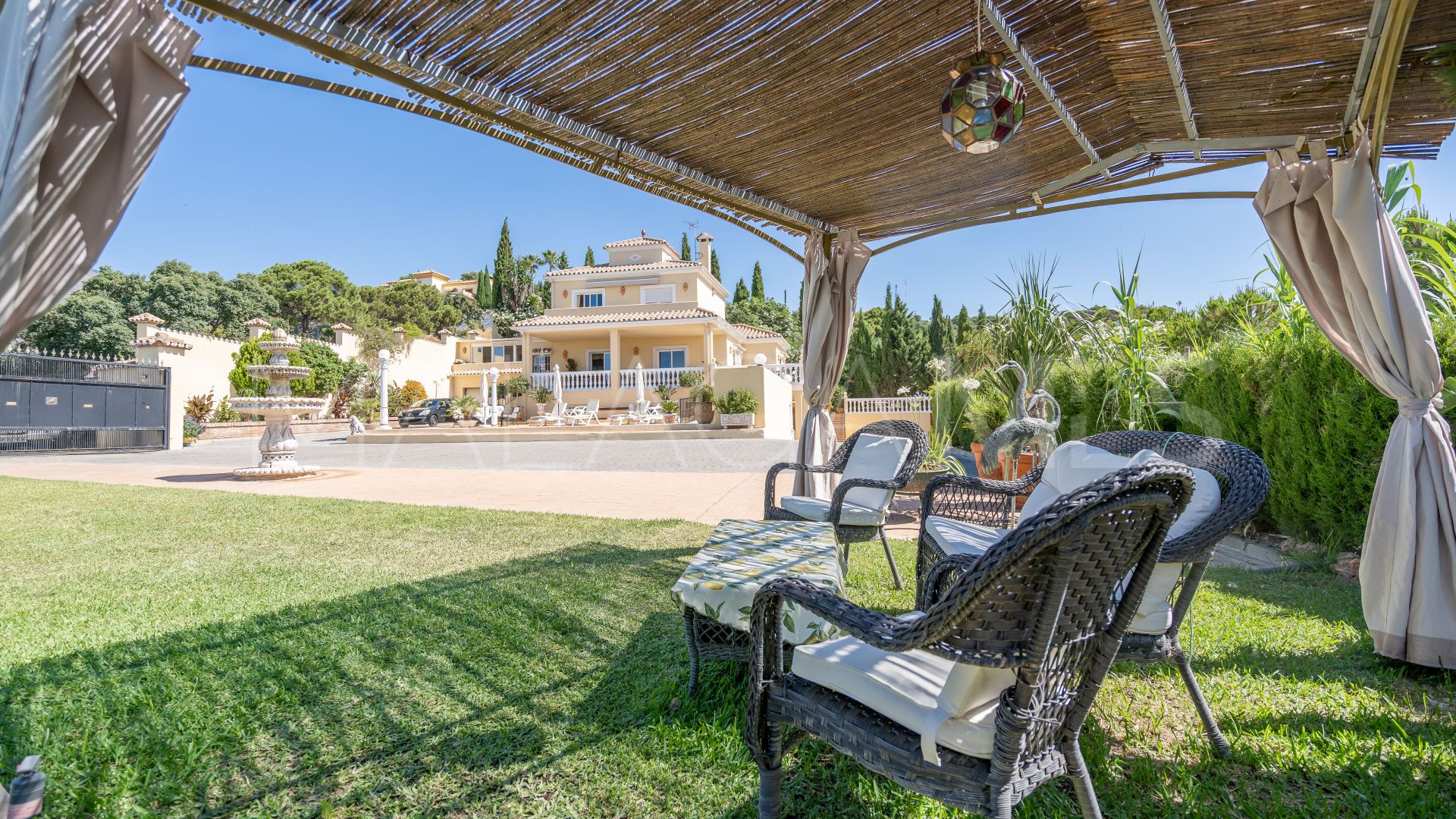 Hus i byn for sale in Altos de Estepona
