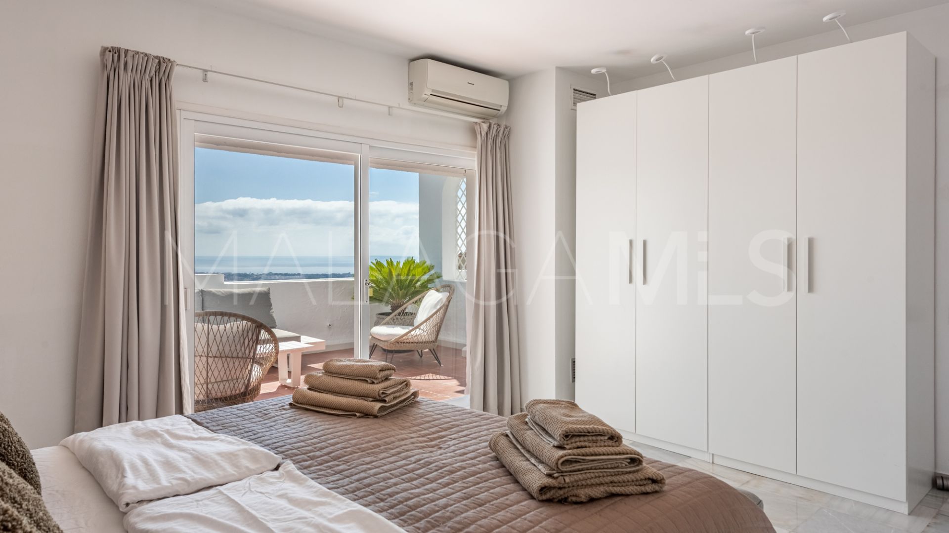 Atico duplex a la venta in Benahavis with 3 bedrooms