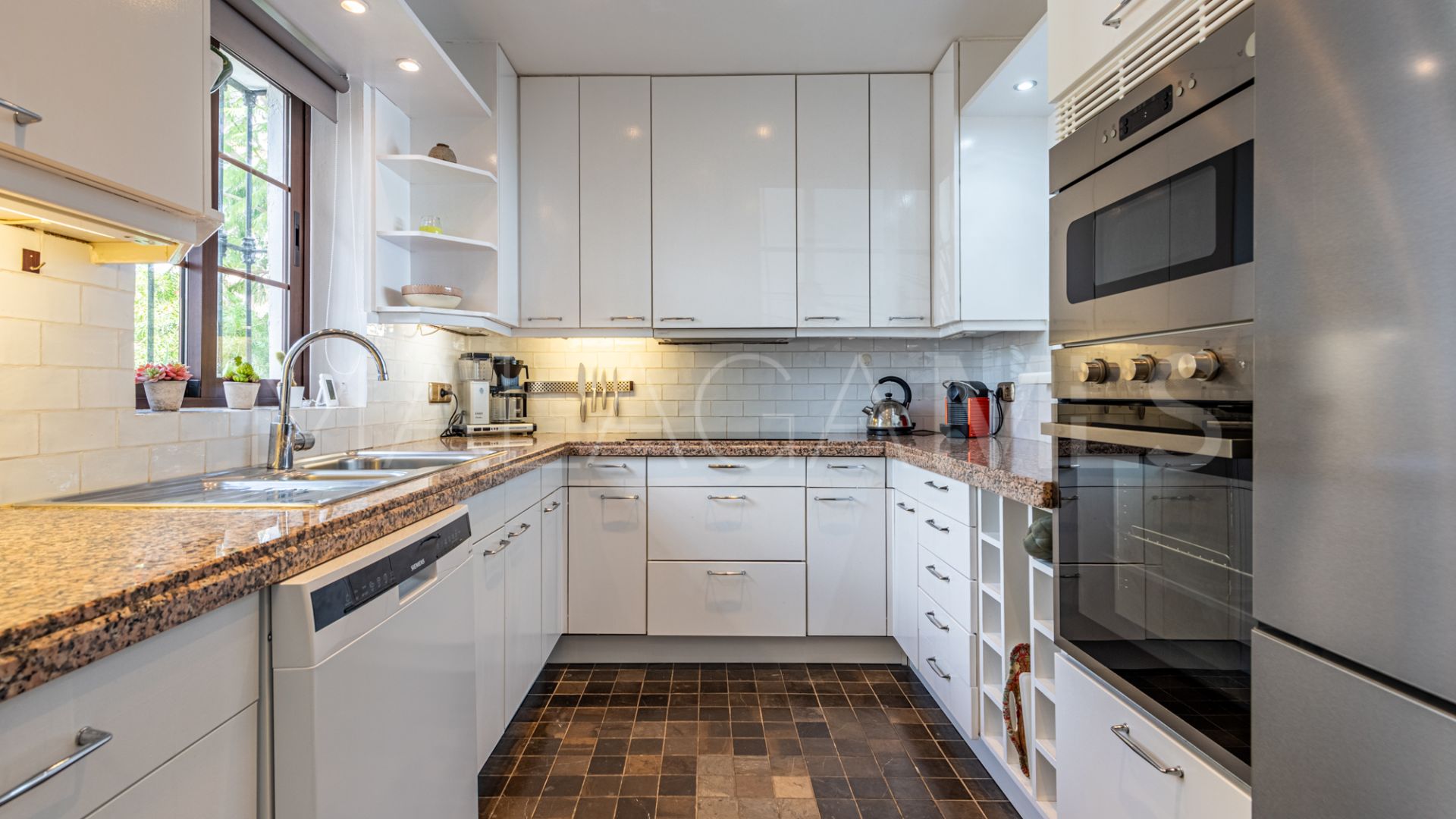 Atico duplex a la venta in Benahavis with 3 bedrooms