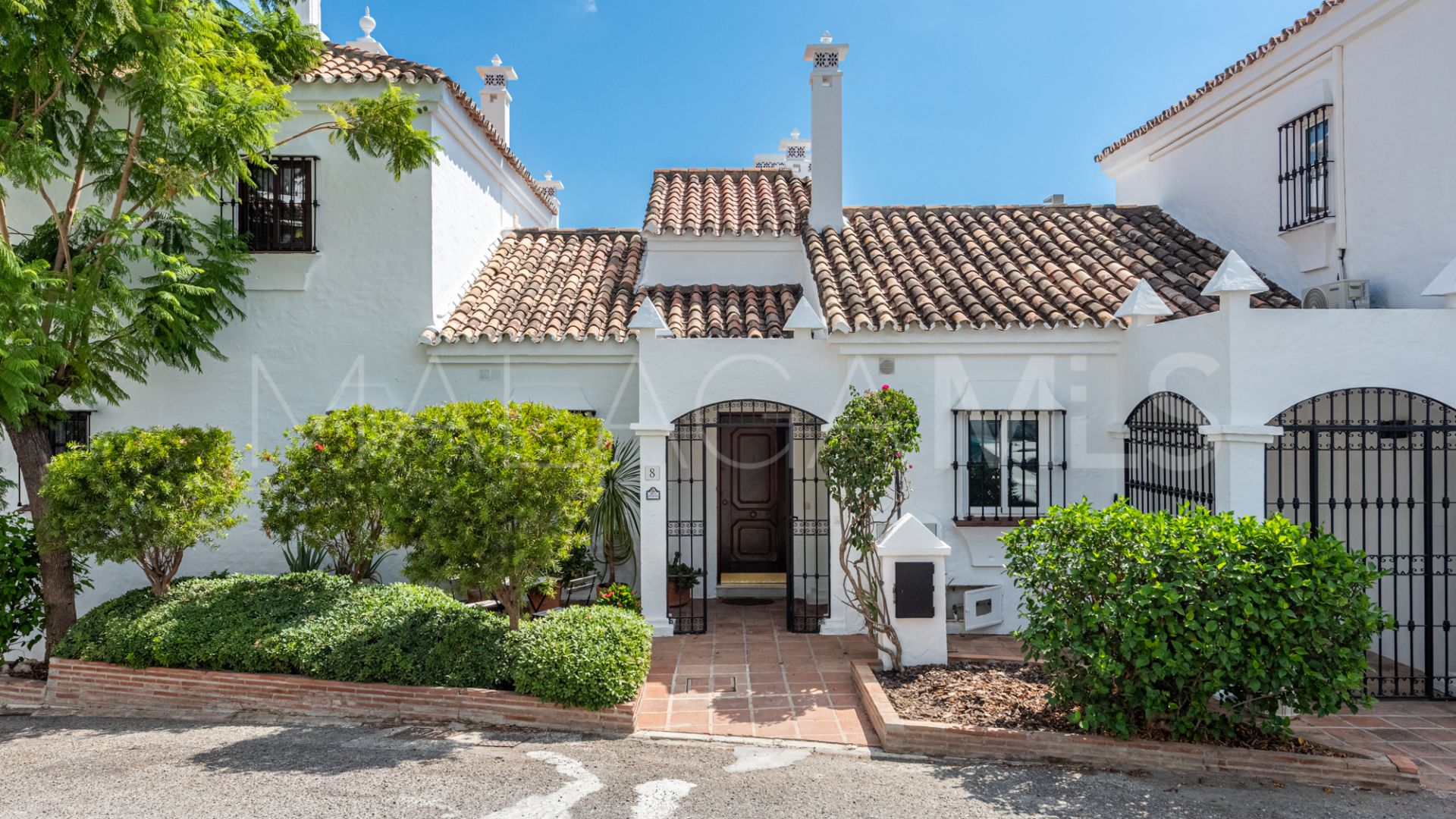 Atico duplex a la venta in Benahavis with 3 bedrooms