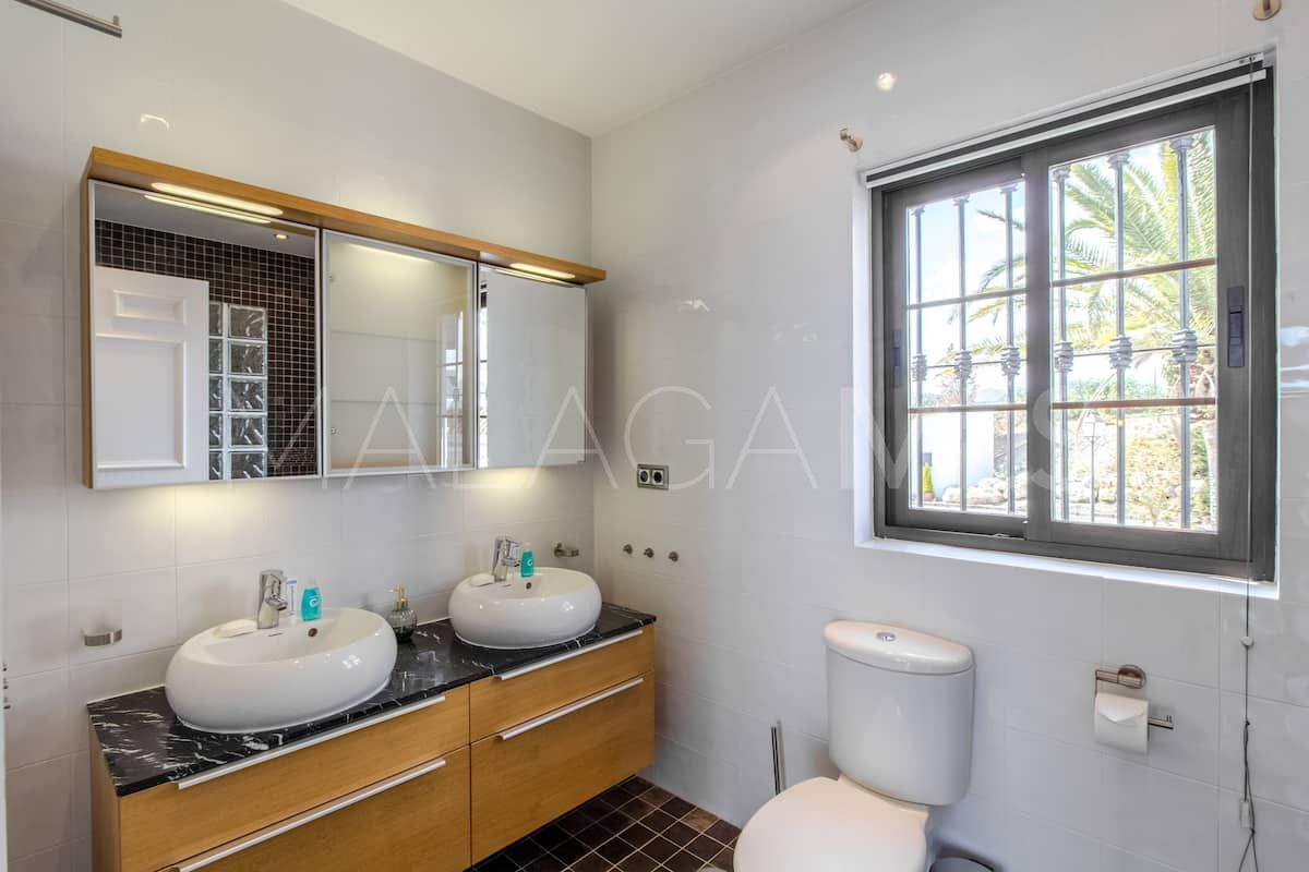 Atico duplex a la venta in Benahavis with 3 bedrooms