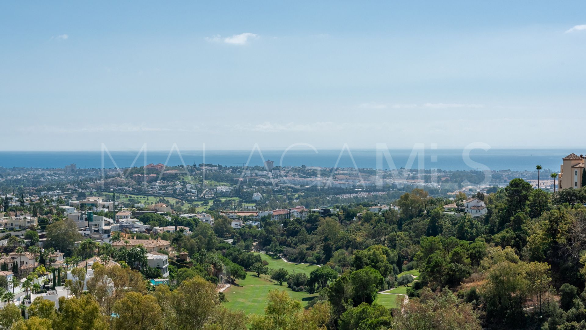 Atico duplex a la venta in Benahavis with 3 bedrooms