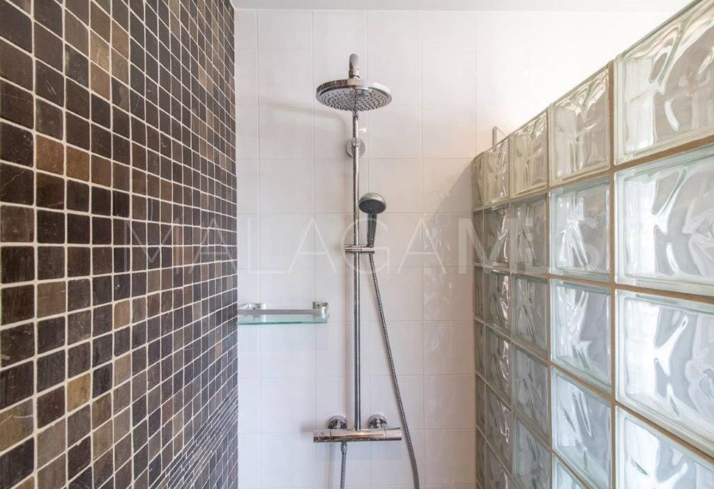 Atico duplex a la venta in Benahavis with 3 bedrooms