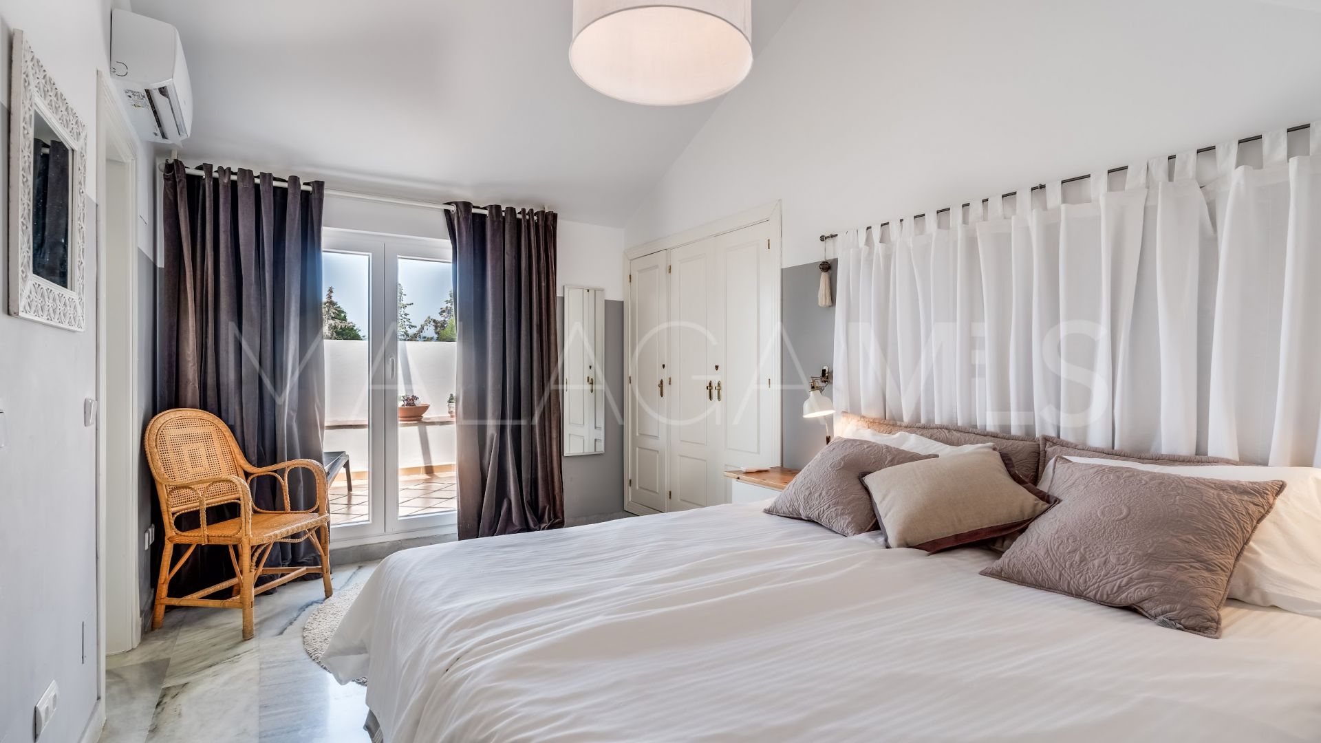 Duplex penthouse for sale in Señorio de Aloha