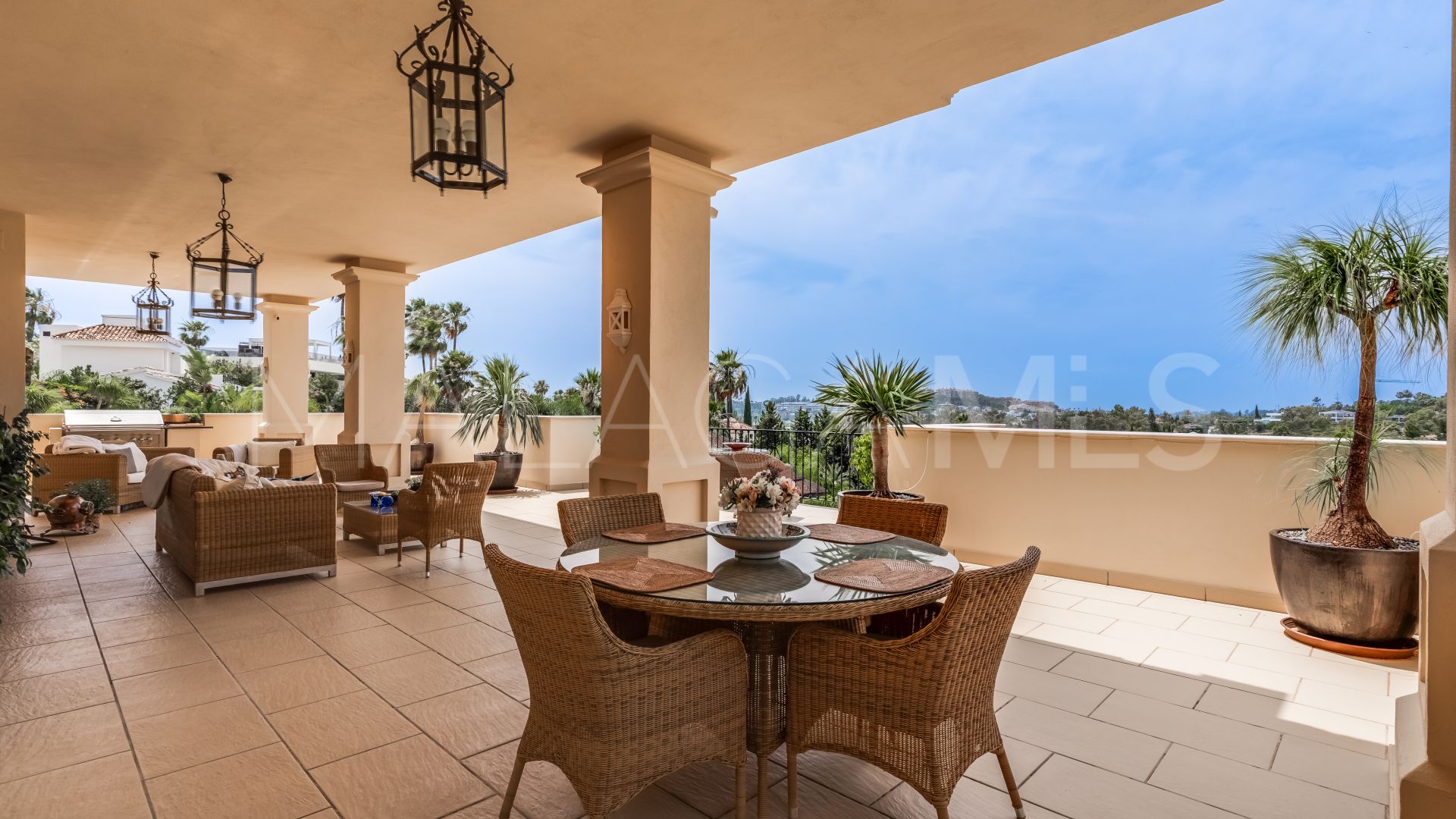 Villa for sale in Nueva Andalucia