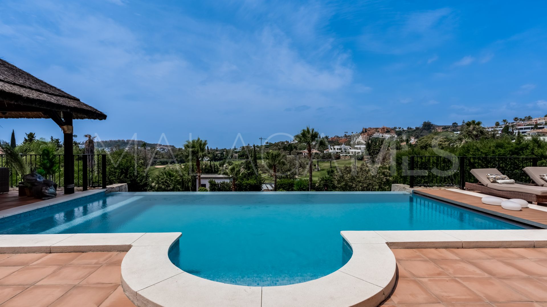 Villa for sale in Nueva Andalucia