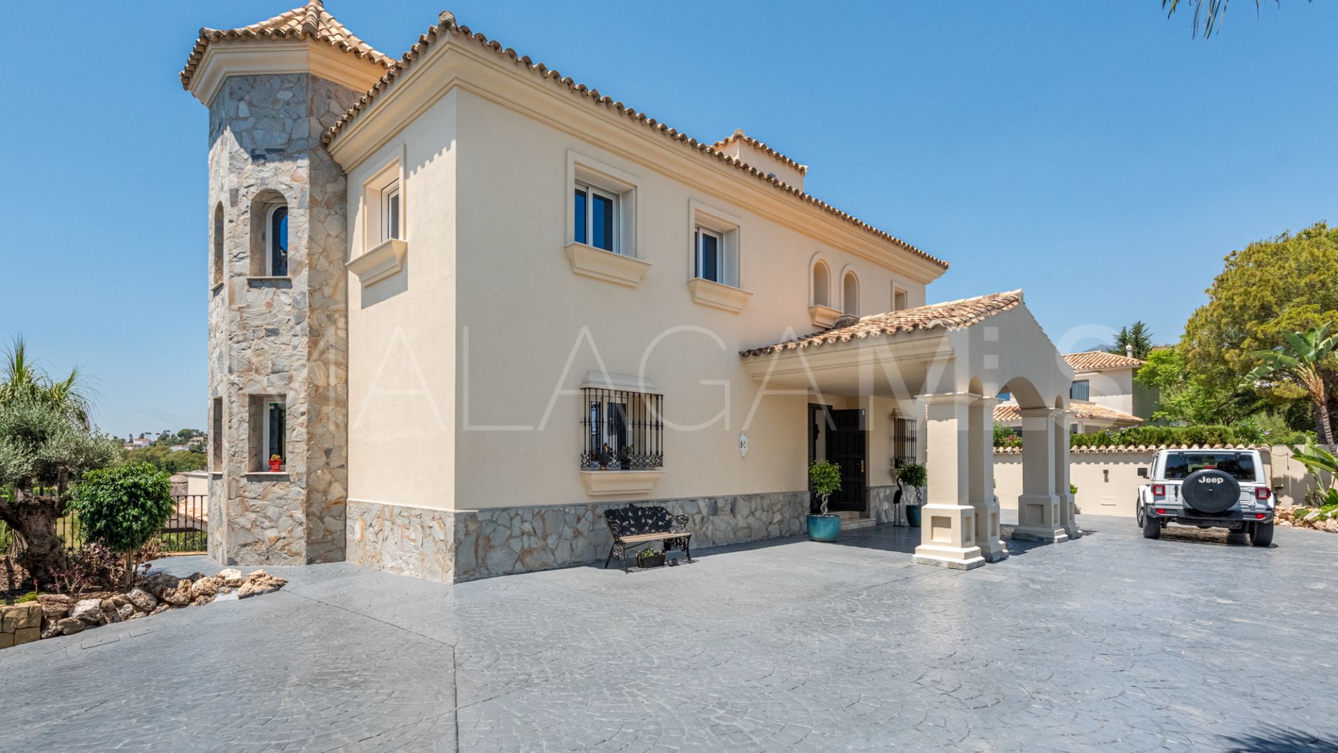 Villa for sale in Nueva Andalucia