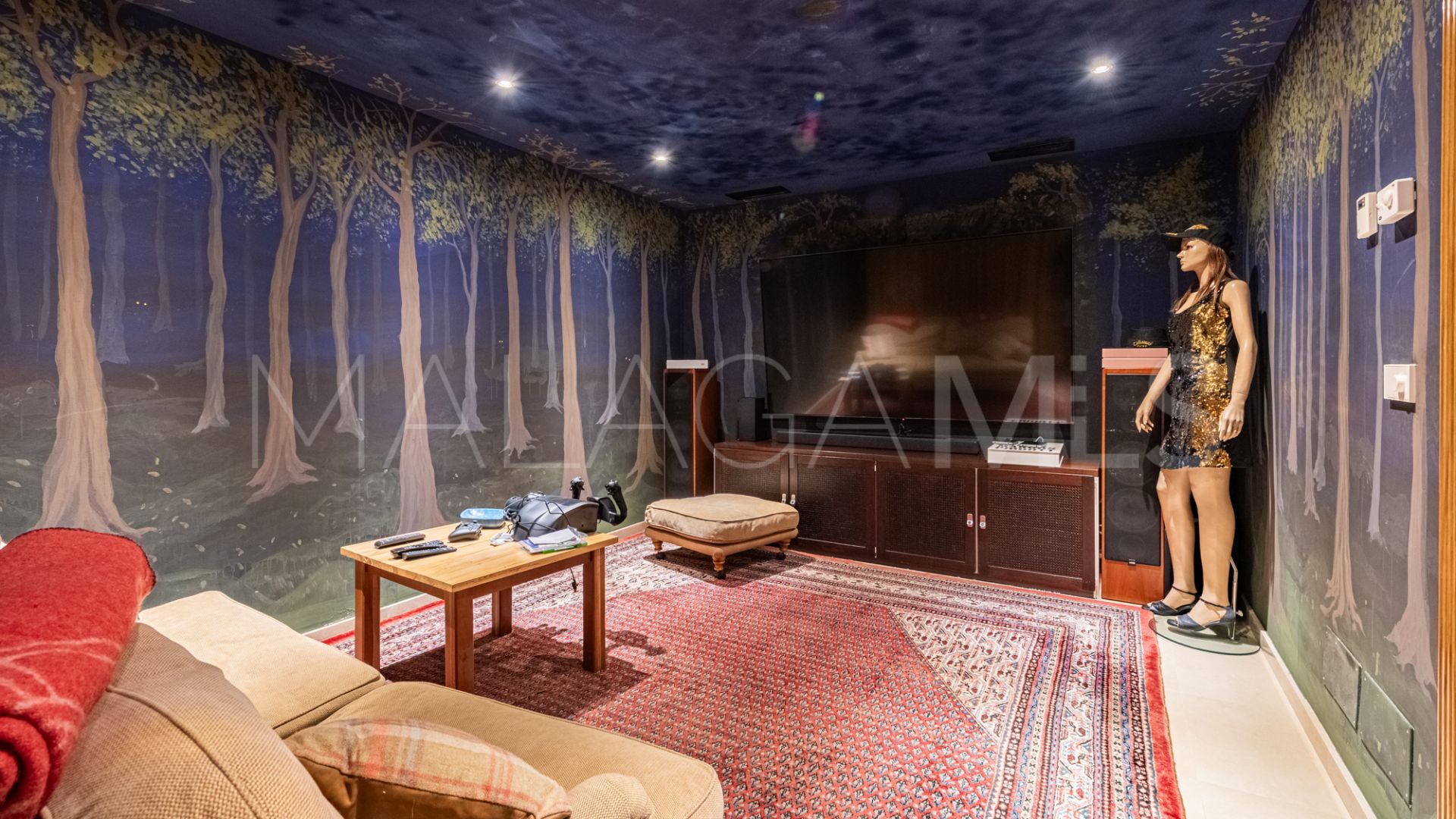 Villa for sale in Nueva Andalucia
