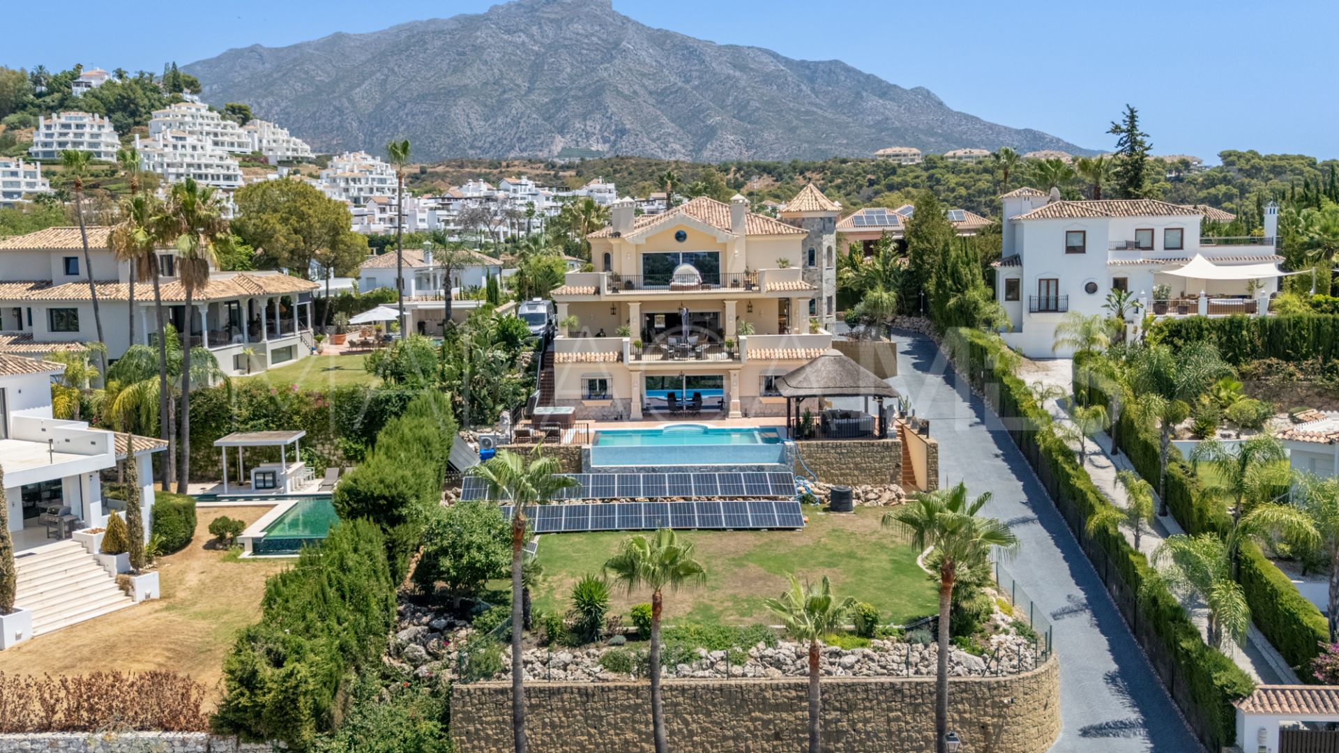 Villa for sale in Nueva Andalucia