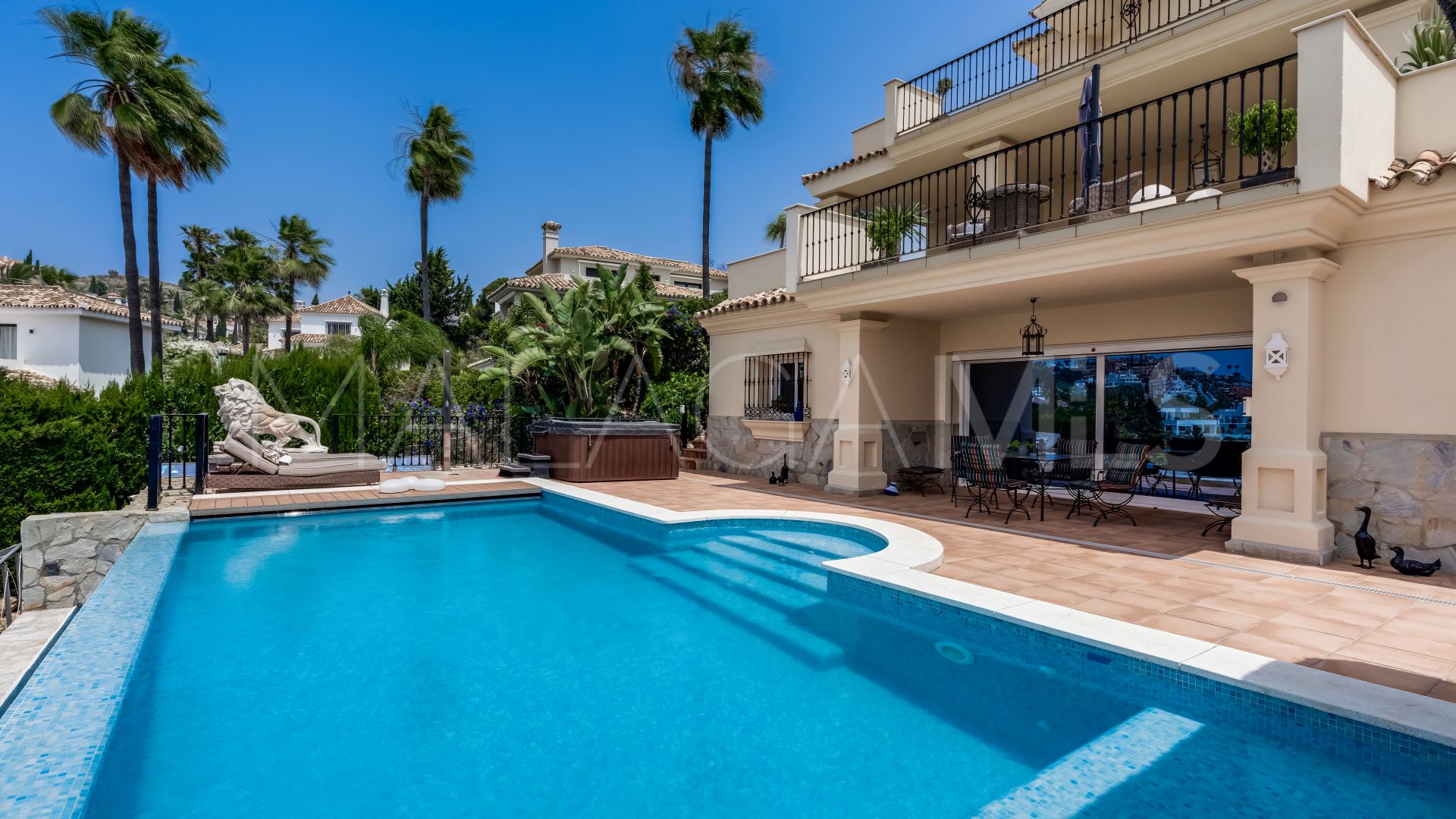 Villa for sale in Nueva Andalucia